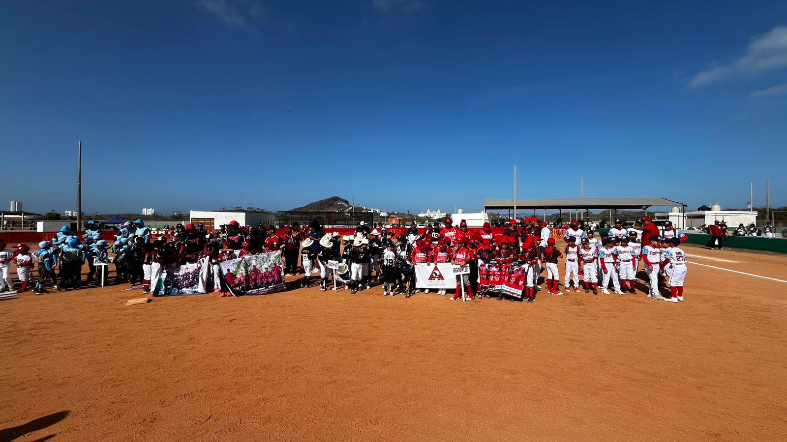 $!Reconocen trayectoria de Soto Valle en Nacional de Regiones Pingüica