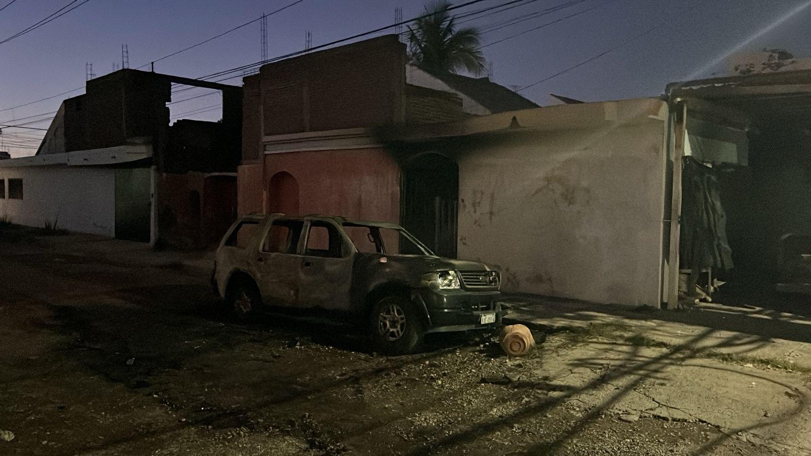 $!Grupo armado incendia camioneta en la colonia 21 de Marzo, al sur de Culiacán