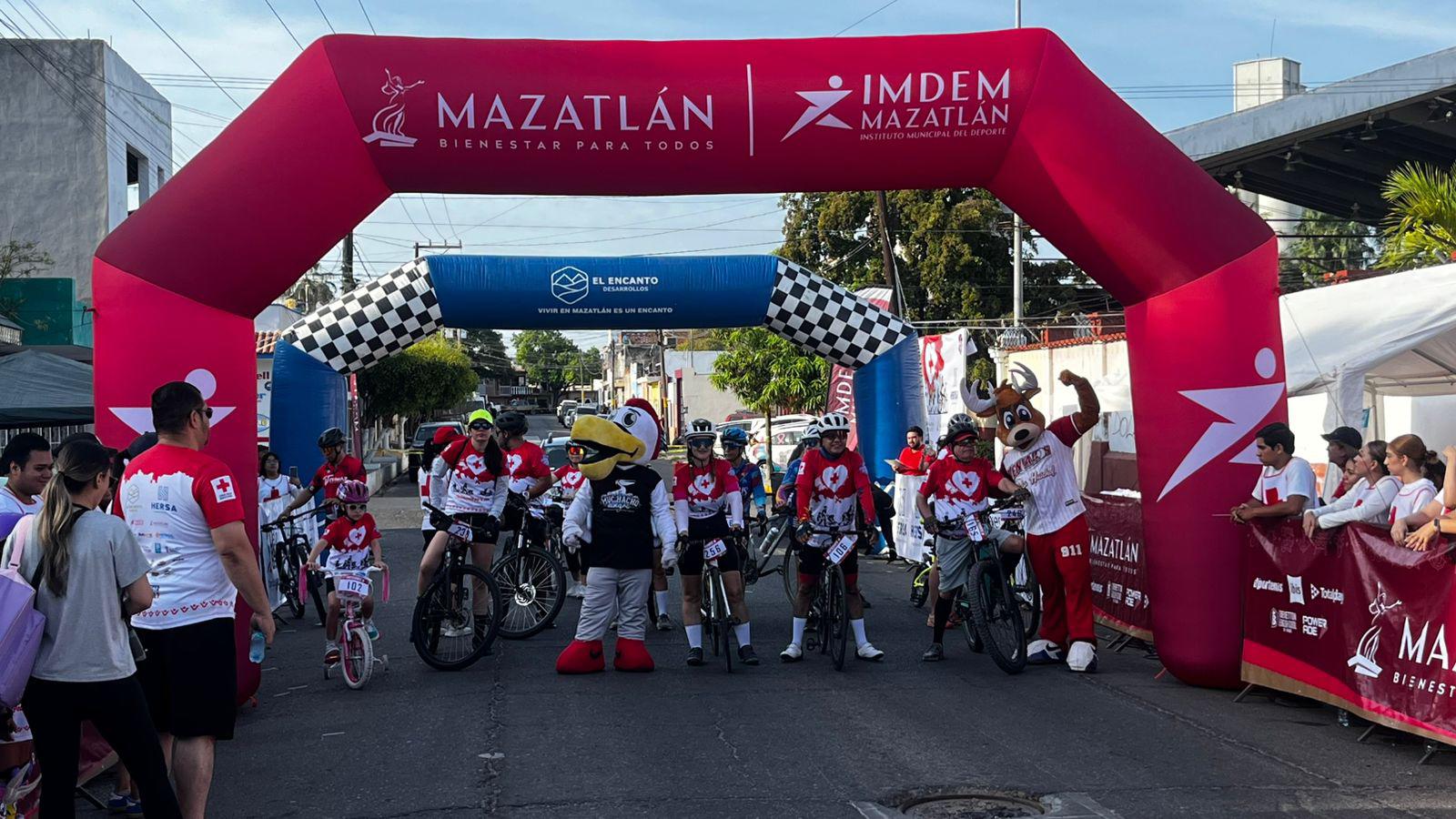 $!Pedalean por Cruz Roja en Mazatlán durante rodada altruista