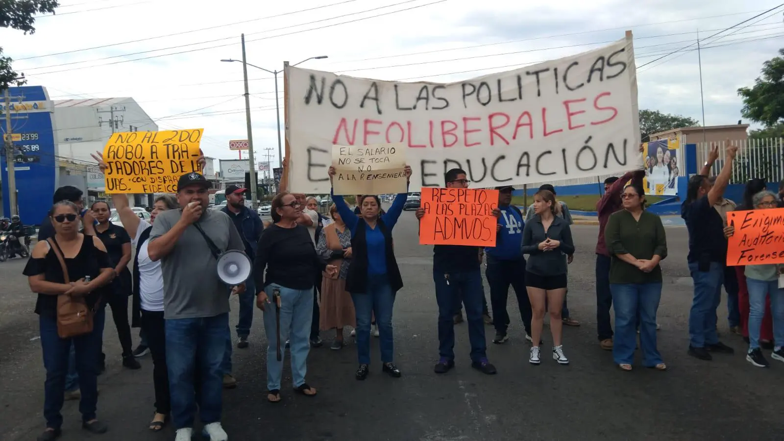 $!Trabajadores de la UAS bloquean la Avenida Ejército Mexicano, en Mazatlán