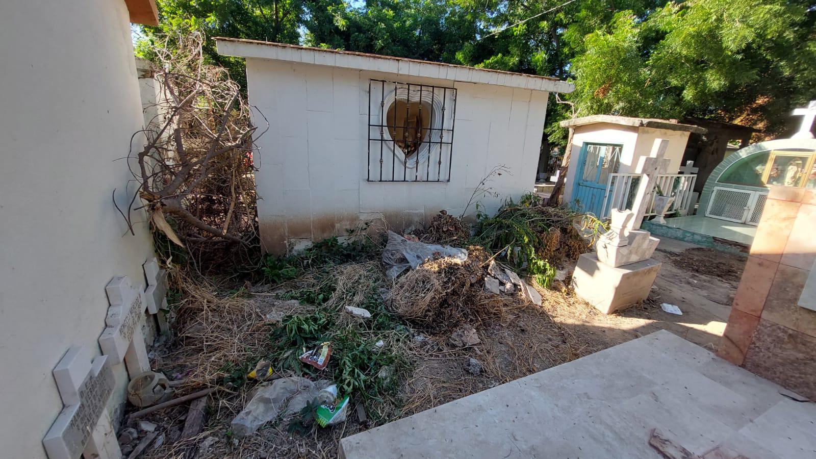 $!Visitan a sus muertos y encuentran un panteón sucio y descuidado en Guasave