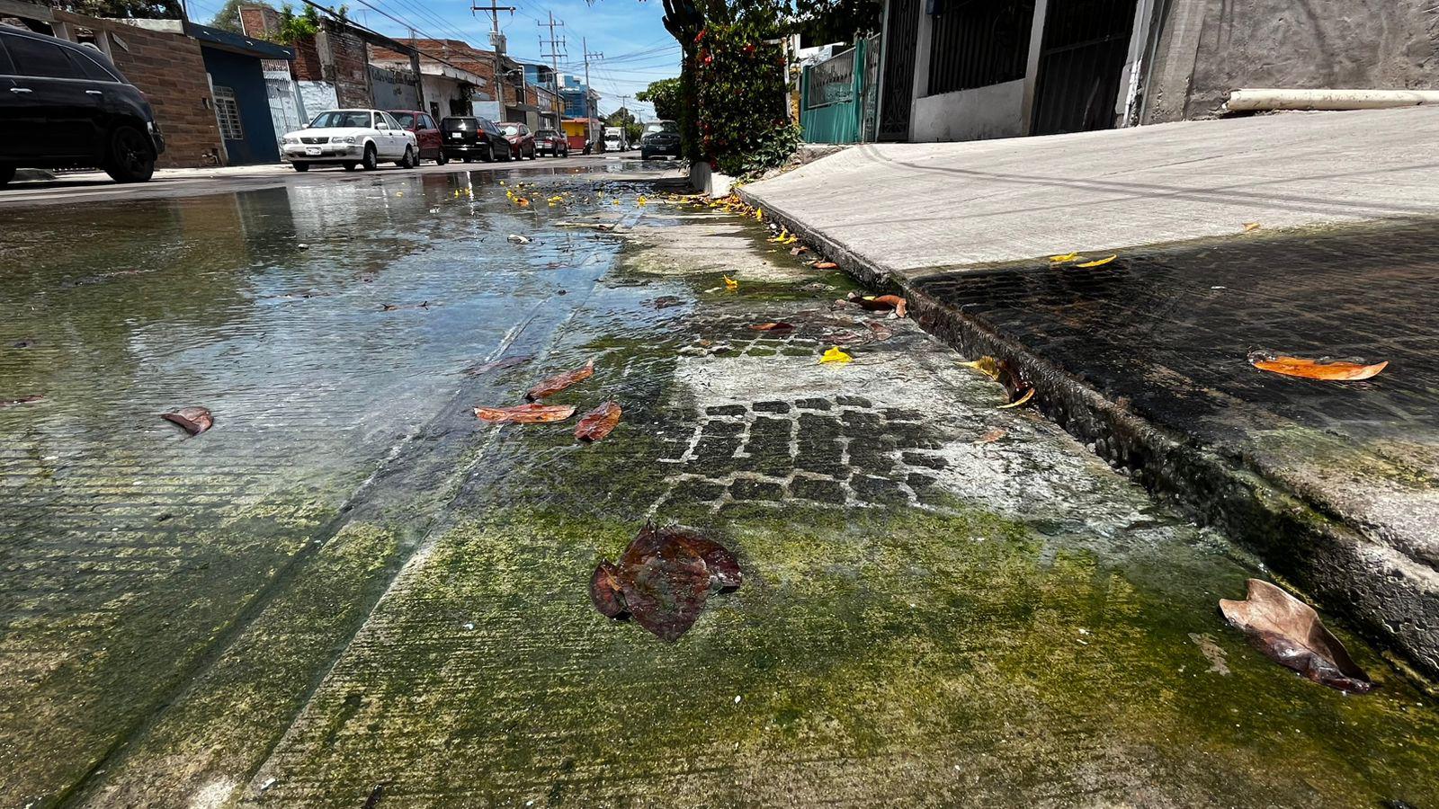 $!Denuncian fuga de aguas negras en la colonia Ramón F. Iturbe, en Mazatlán; advierten bloqueos
