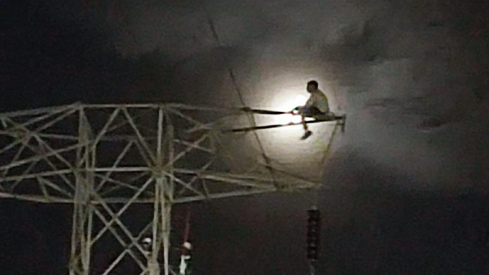 $!Lleva casi tres horas un hombre sentado en lo alto de una torre de CFE, de 30 metros de altura, en Mazatlán
