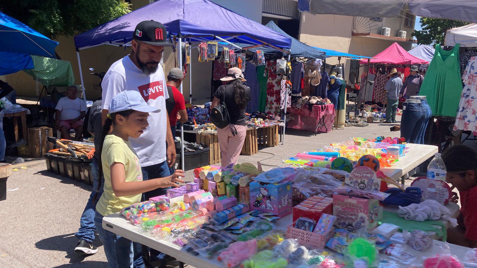$!Pese a temporada de vacaciones, tianguistas del mercado de la Juárez, en Mazatlán, reportan bajas ventas