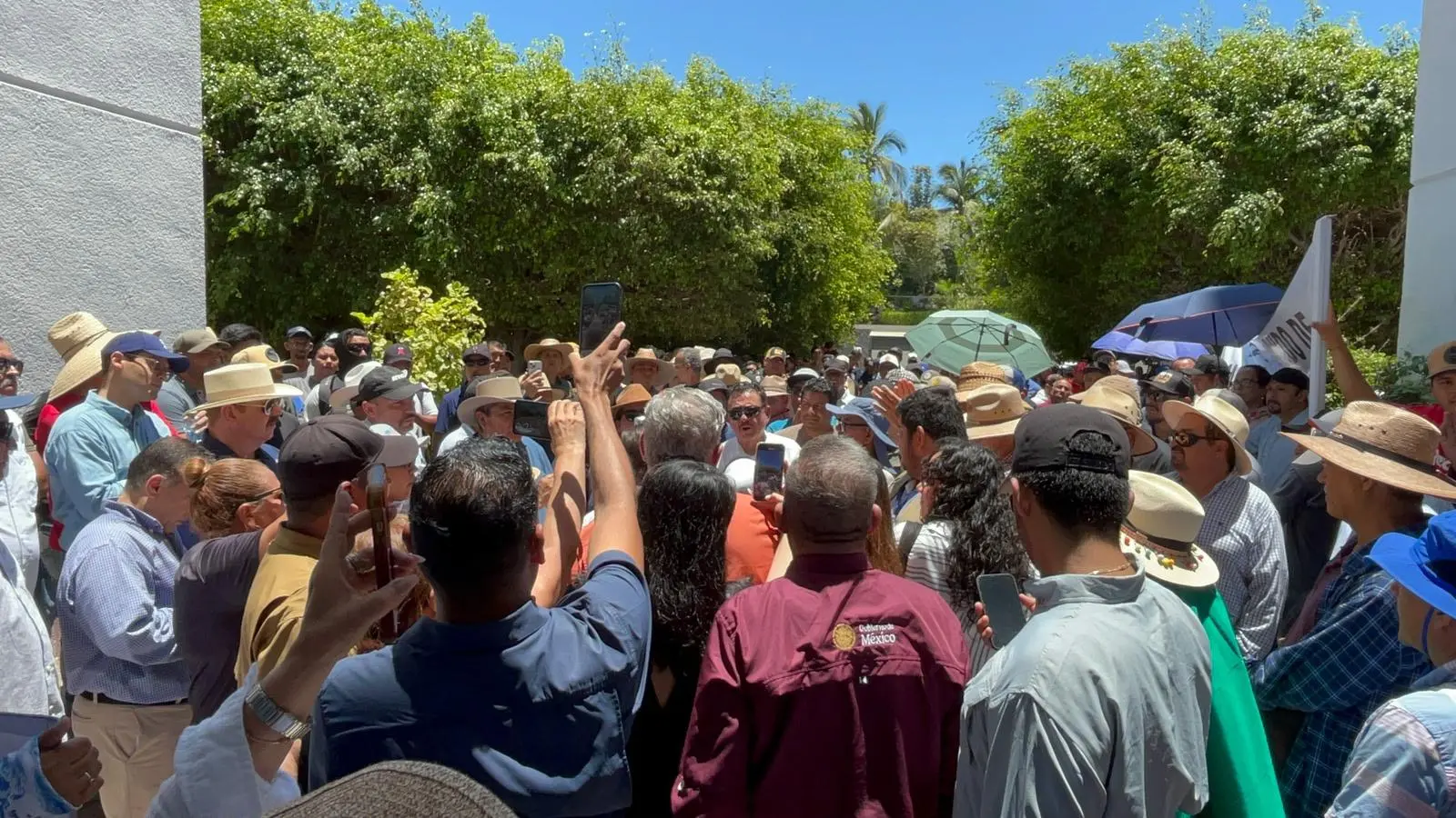 $!Productores pesqueros y acuícolas encadenan sede de la Conapesca en Mazatlán