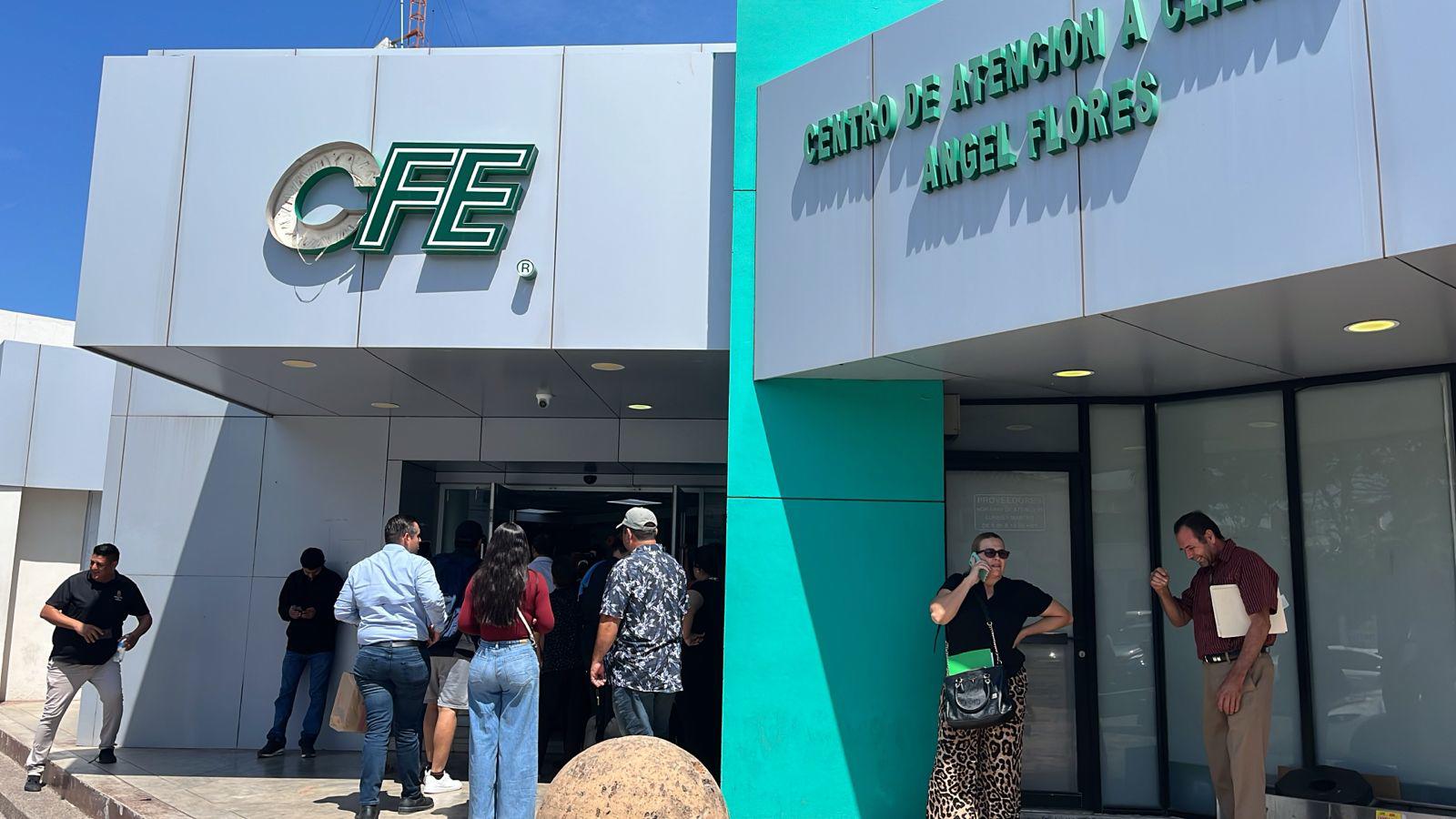 $!Habitantes de Tepuche y Jesús María se manifiestan ante la CFE tras tres semanas sin electricidad