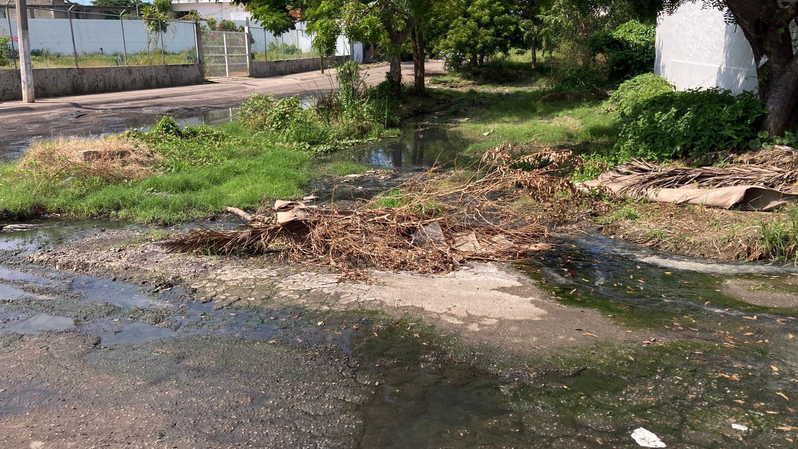 $!Persisten derramamientos de drenaje en avenidas de Mazatlán