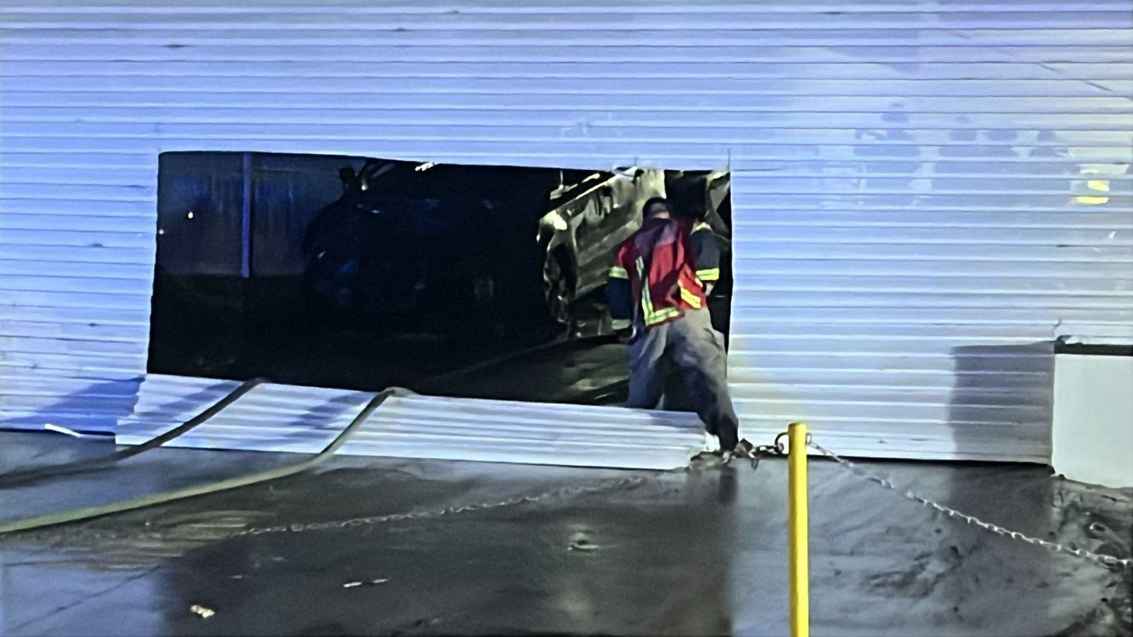 $!Incendian lote vehículos en la colonia Miguel de la Madrid, en la salida sur de Culiacán