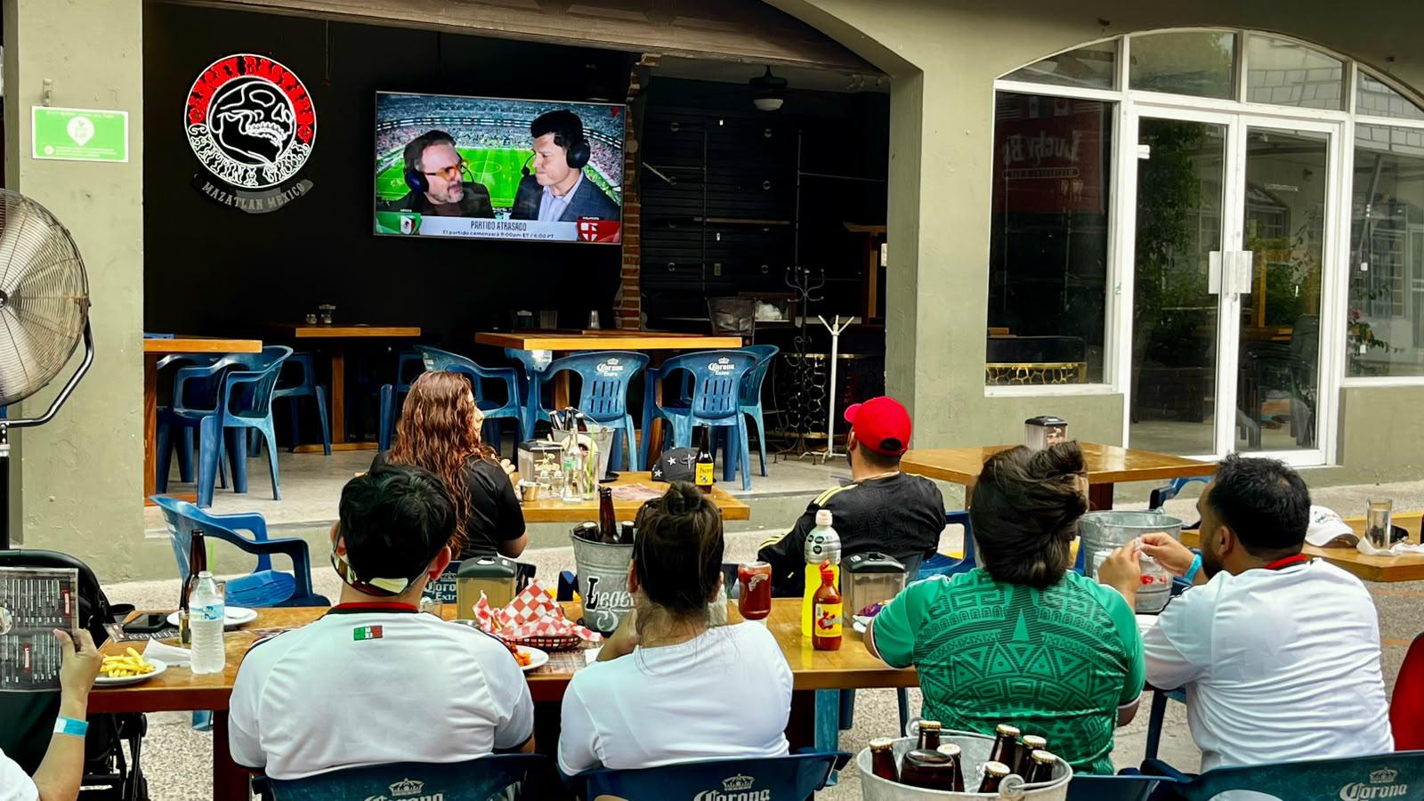 $!Afición se manifiesta también en zona turística para alentar a la Selección Mexicana