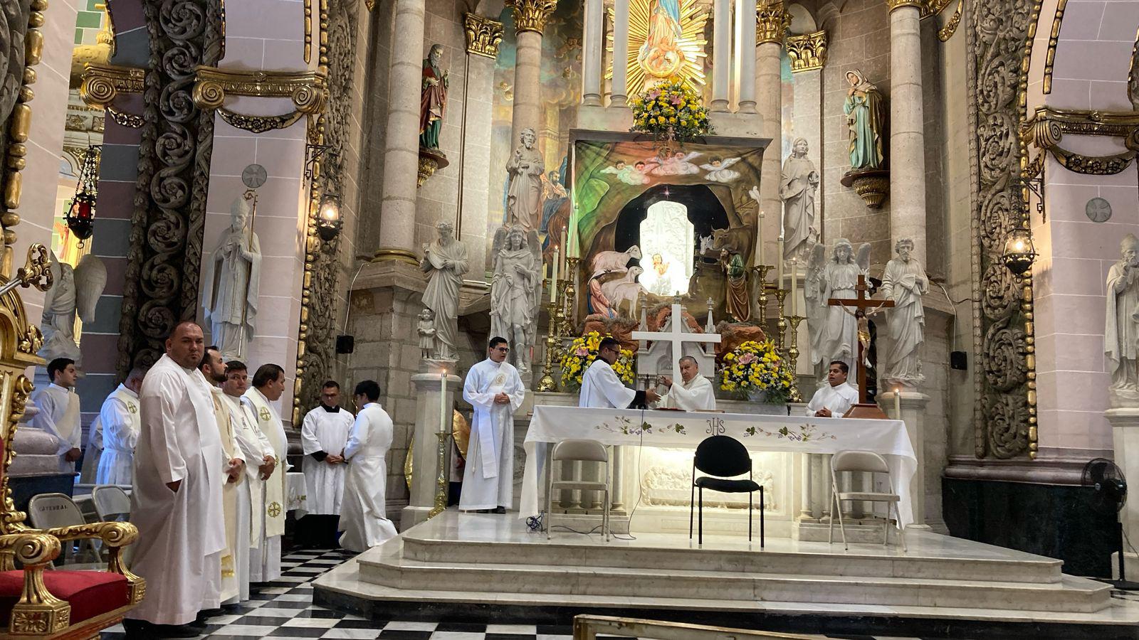 $!Piden católicos por la paz en Sinaloa y en México en procesión penitencial en Mazatlán