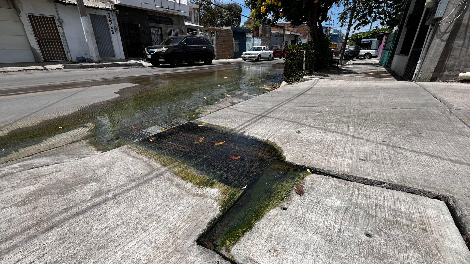 $!Denuncian fuga de aguas negras en la colonia Ramón F. Iturbe, en Mazatlán; advierten bloqueos