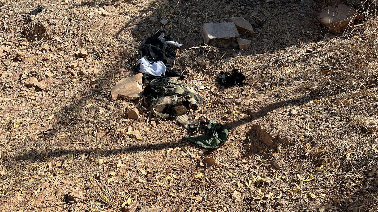 $!Hallan ropa táctica quemada y vehículo baleado en el lugar de la explosión en Culiacán