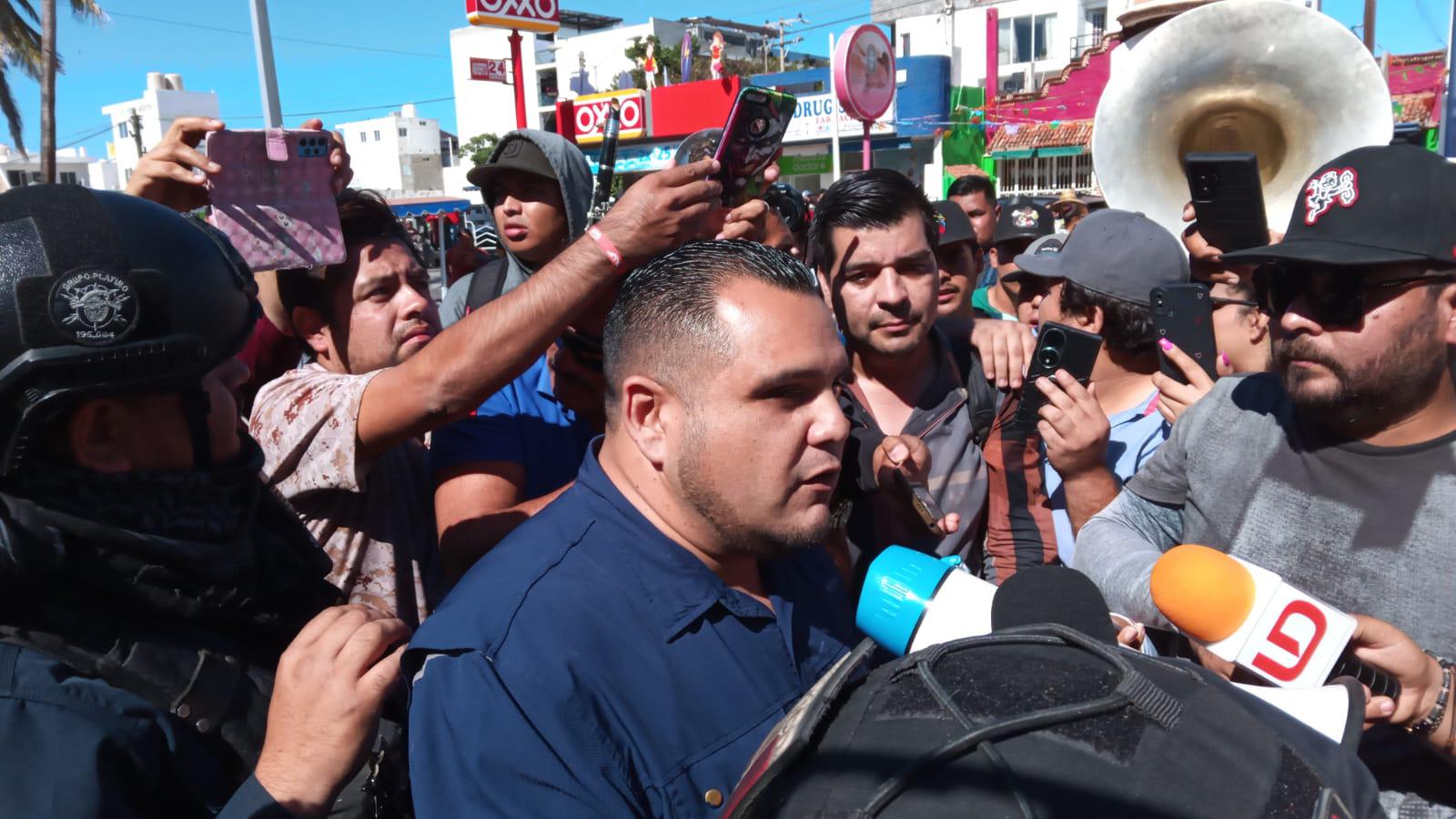$!Se manifiestan músicos tocando y con marcha en plena zona turística