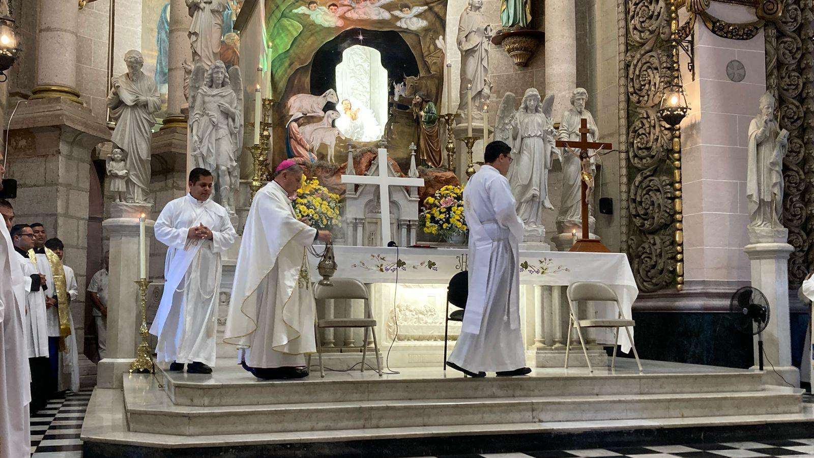 $!Piden católicos por la paz en Sinaloa y en México en procesión penitencial en Mazatlán