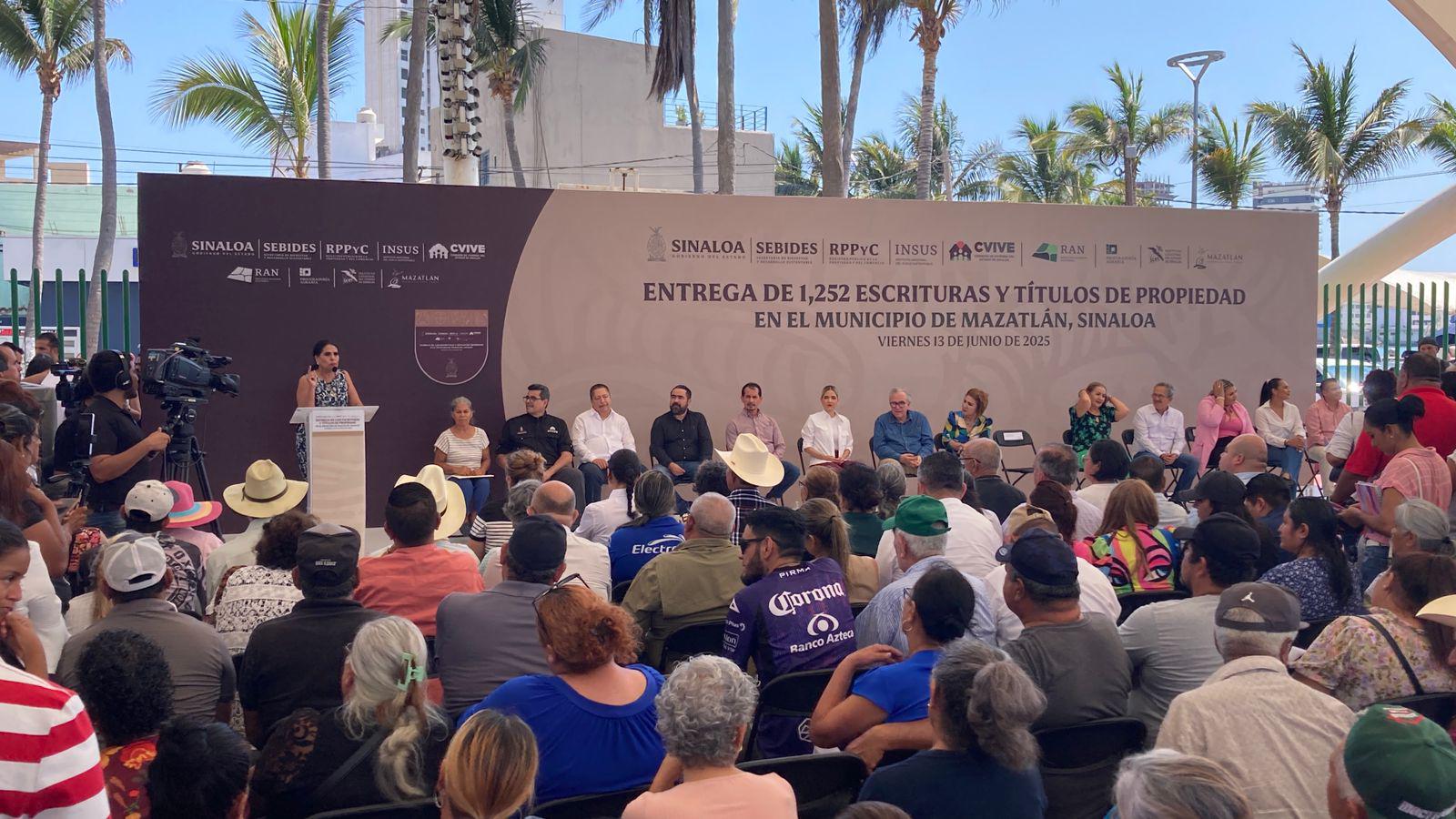 $!Gobierno de Sinaloa entrega más de mil 200 escrituras en Mazatlán
