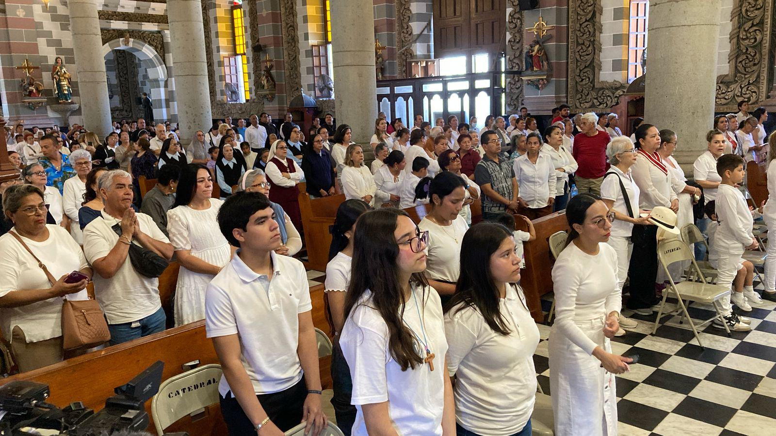 $!Piden católicos por la paz en Sinaloa y en México en procesión penitencial en Mazatlán