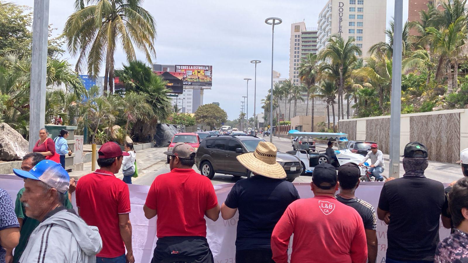 $!Acuacultores protestan y bloquean avenida en Mazatlán por contrabando de camarón