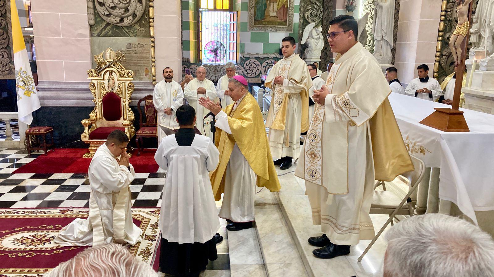 $!Ordenan a Sergio Armando como presbítero; Obispo de Mazatlán agradece por 29 años de su labor