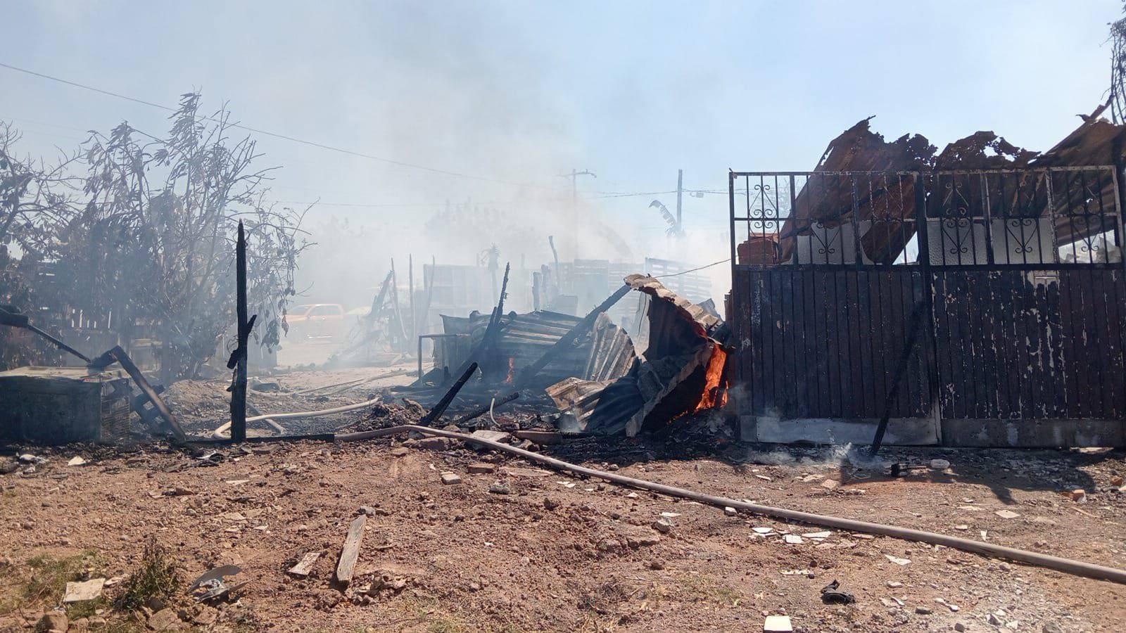 $!Cinco familias pierden sus viviendas de lámina y madera tras incendio en invasión Jaripillo, en Mazatlán
