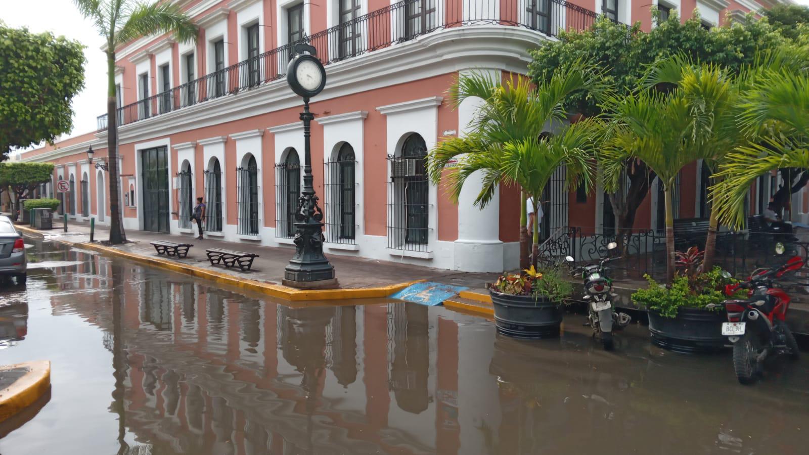 $!Crucero de las calles Carnaval y Constitución a un lado de la Plazuela Machado.