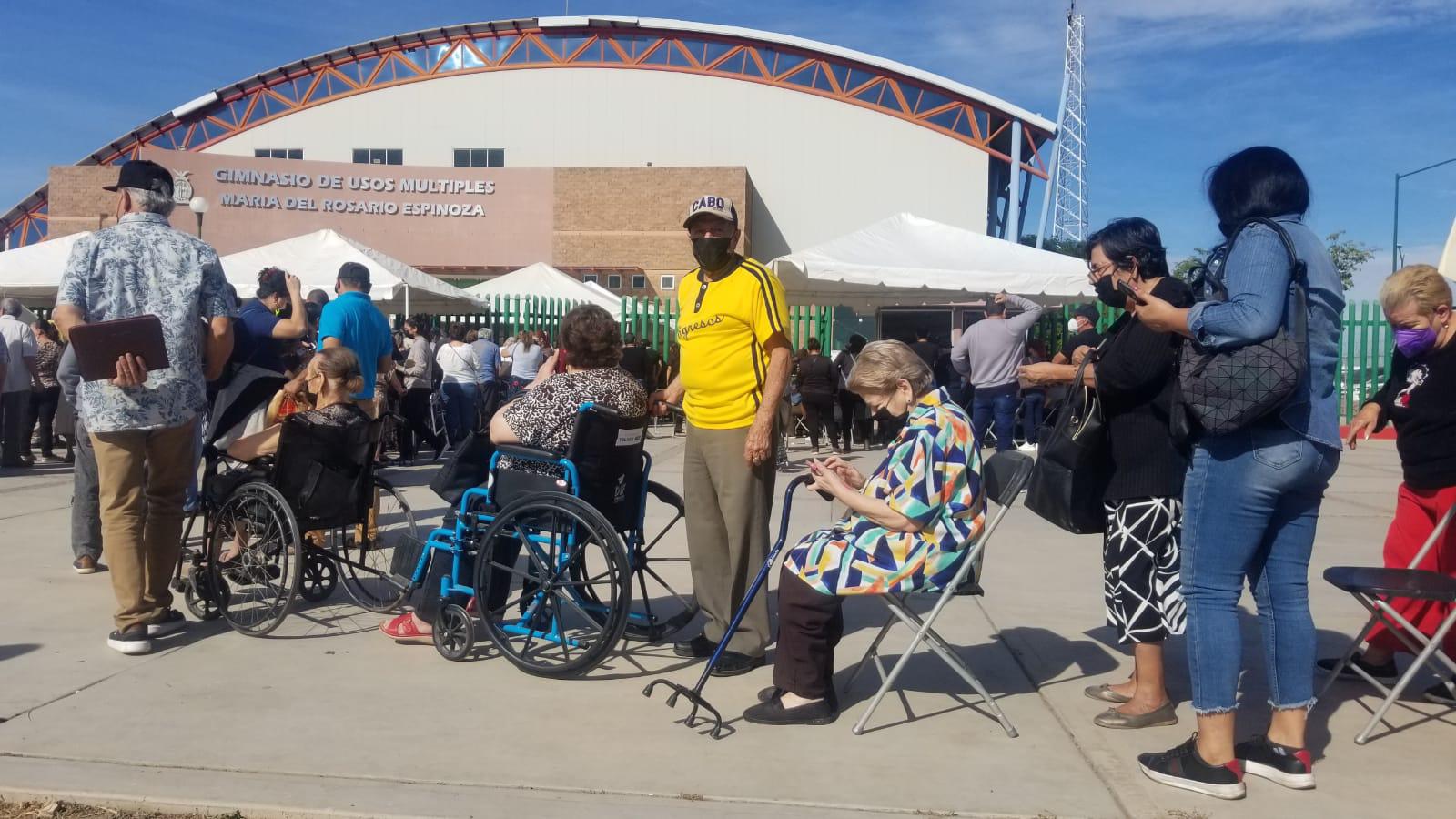 $!Se alarga un kilómetro fila de vacunación contra el Covid para adultos mayores en Culiacán