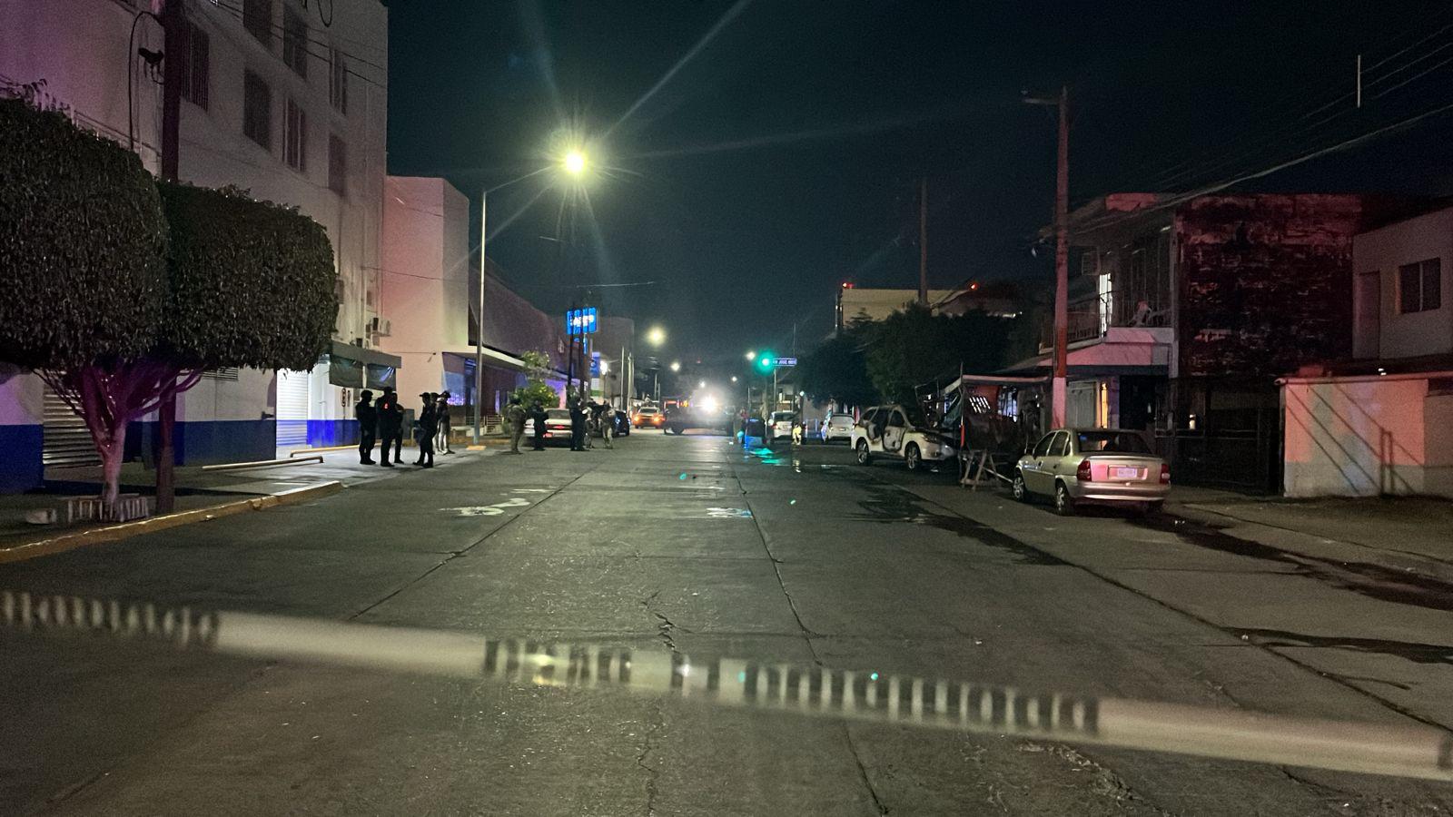 $!Tras persecución y disparos, camioneta termina incendiada en la Jorge Almada, en Culiacán