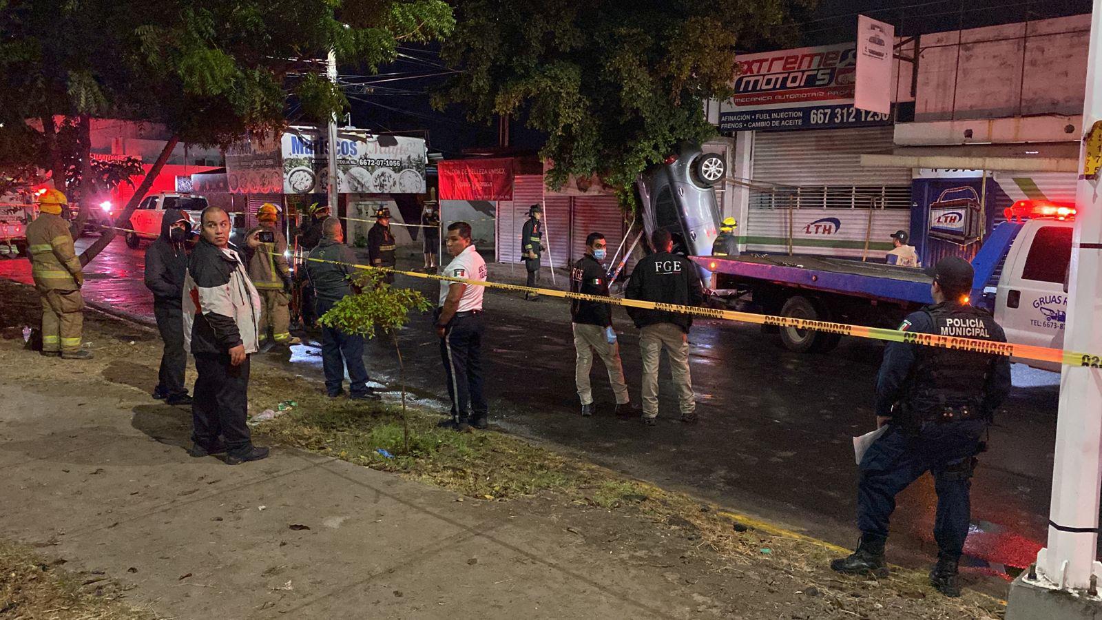 $!Un hombre joven fallece en Culiacán después de chocar contra un árbol