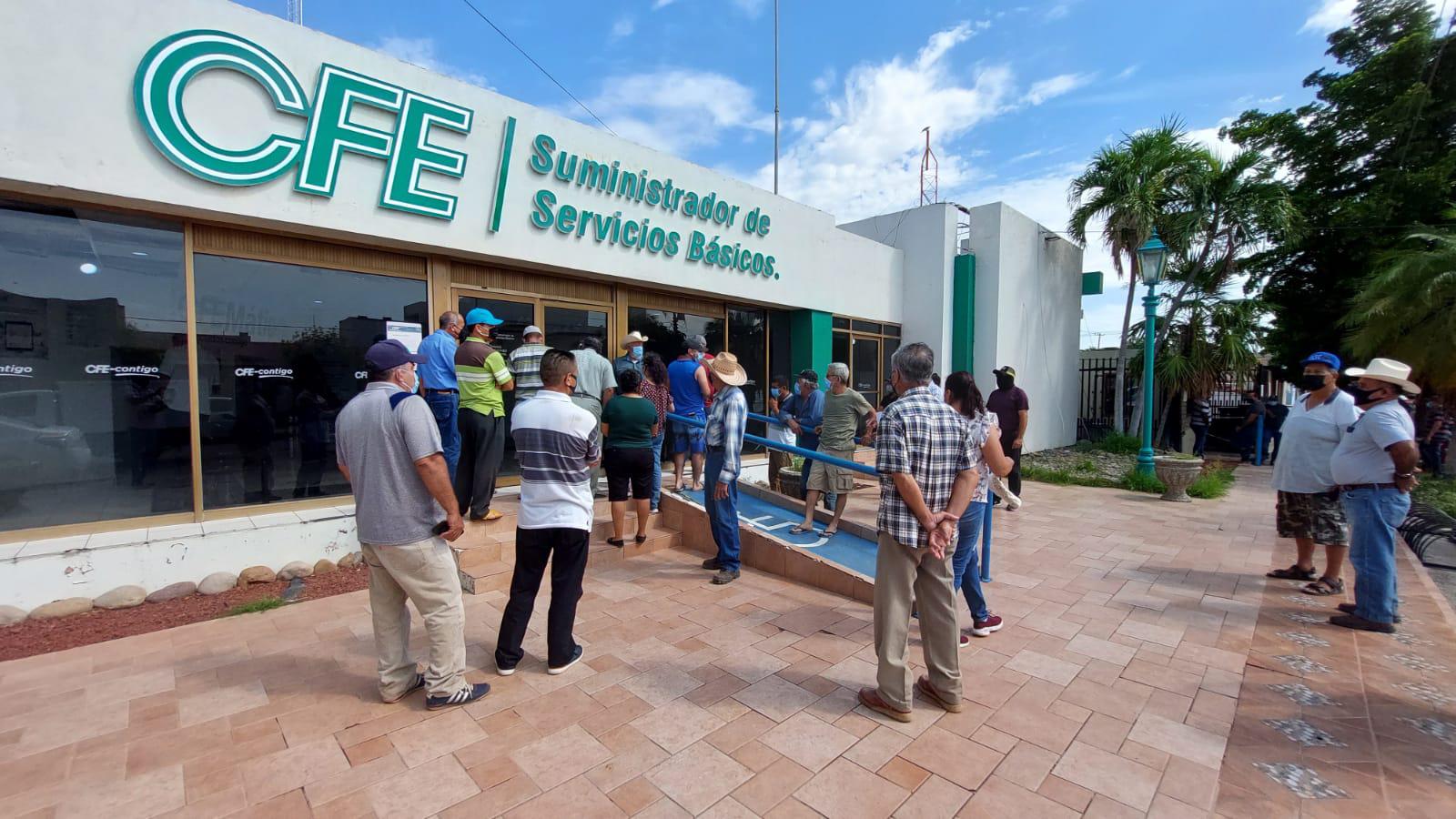 $!Habitantes de Nío ‘toman’ oficinas de CFE en Guasave ante fallas recurrentes