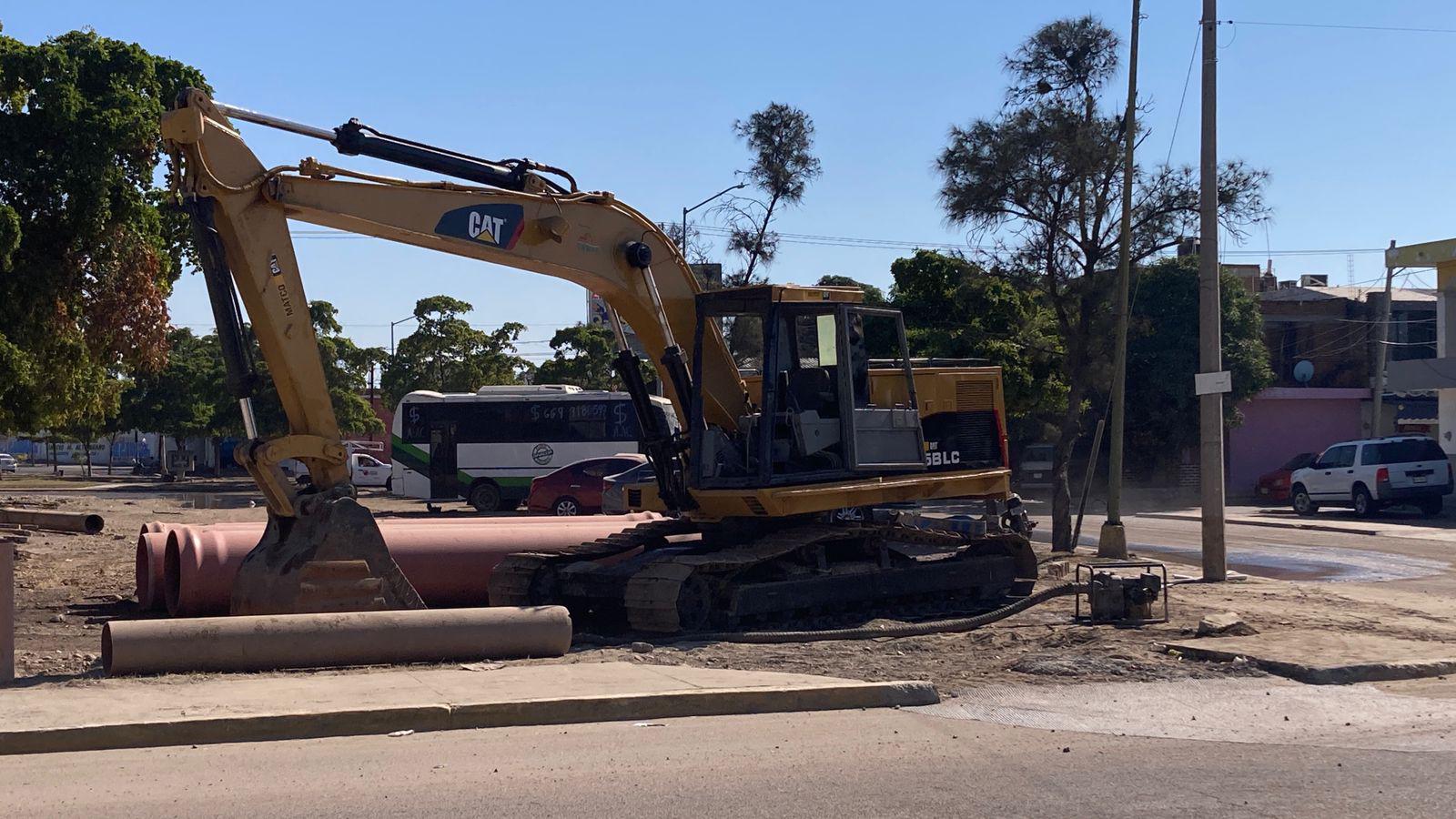$!Genera congestionamiento vehicular cierre de tramo de Avenida Insurgentes por obras en colector sanitario