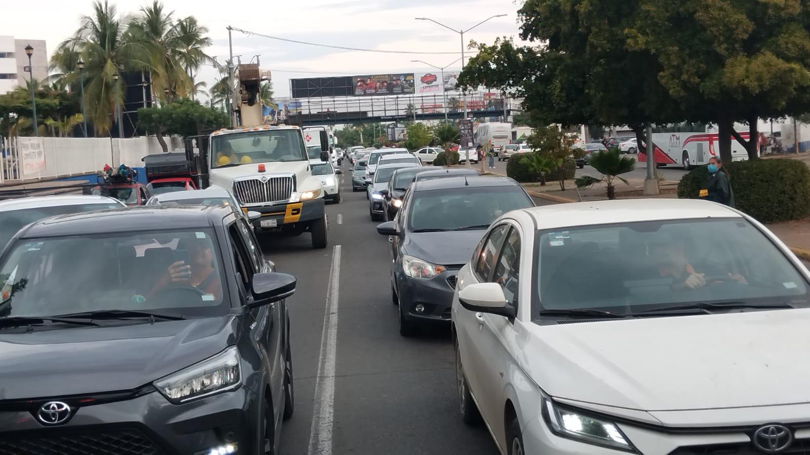 $!Trabajadores de la UAS bloquean la Avenida Ejército Mexicano, en Mazatlán
