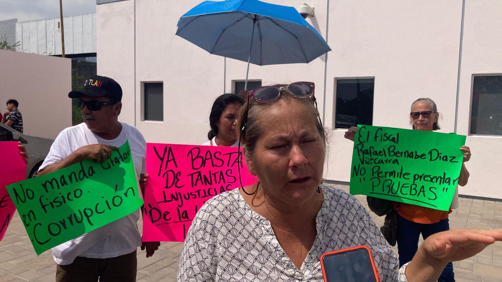$!Realizan frente a Sede de Justicia manifestación en apoyo a vecina de la Isla de la Piedra acusada de despojo