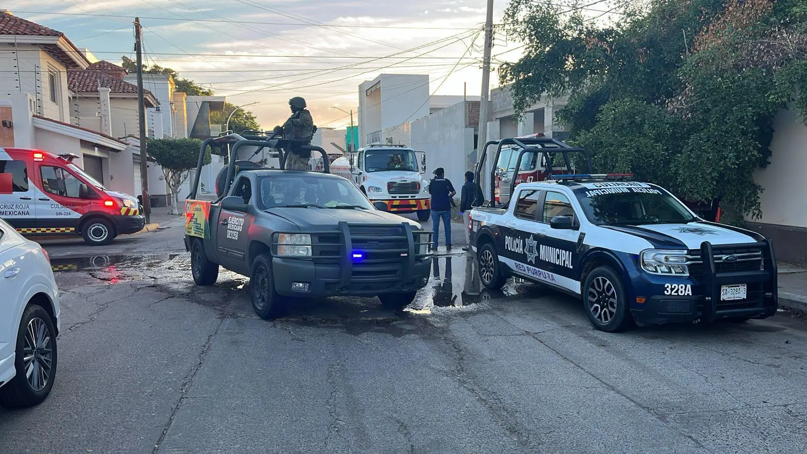 $!Incendio intencional consume residencia y dos vehículos en la Colonia Chapultepec de Culiacán