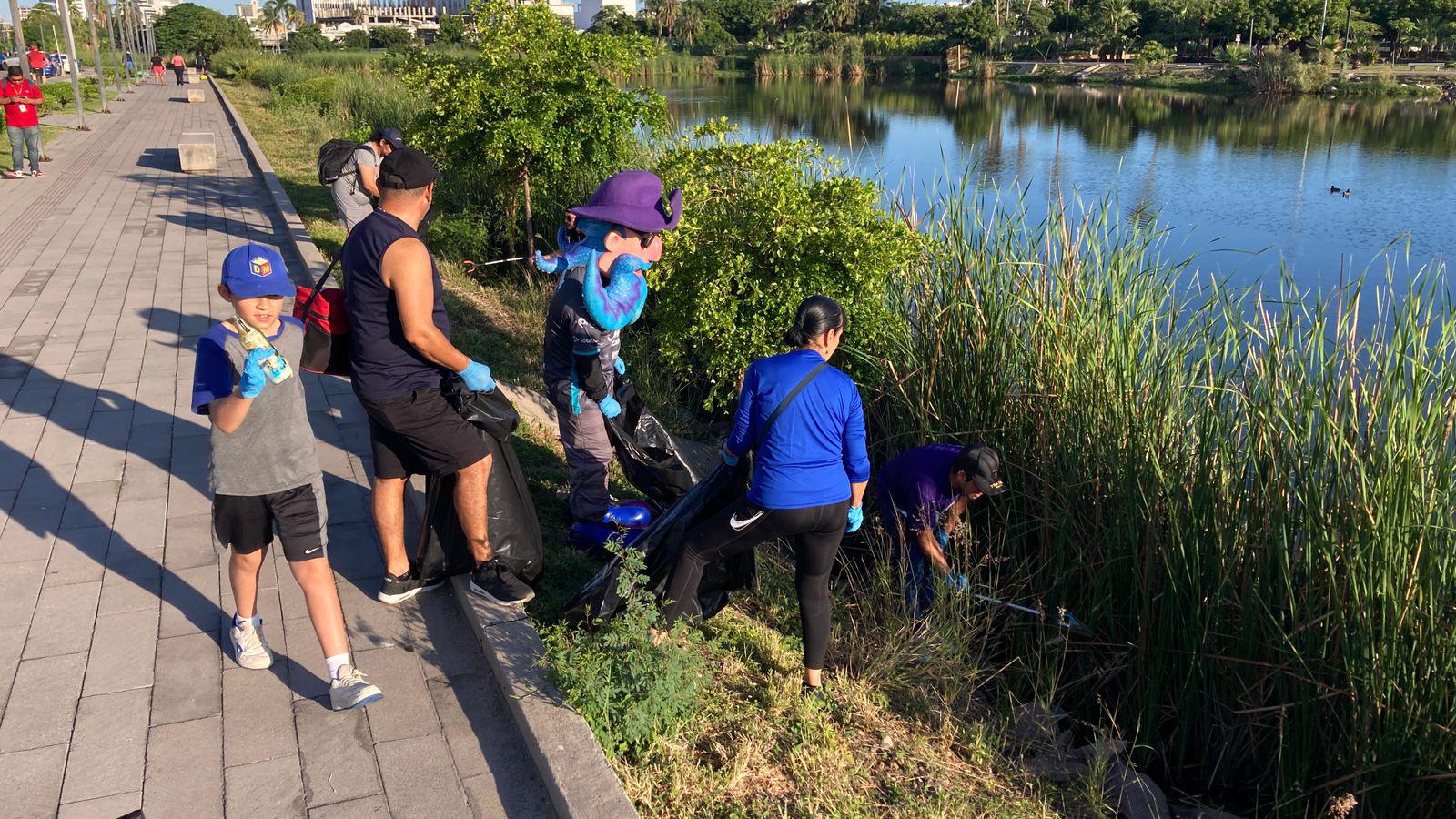 $!Realizan nueva limpieza en la Laguna del Camarón para librarla de residuos