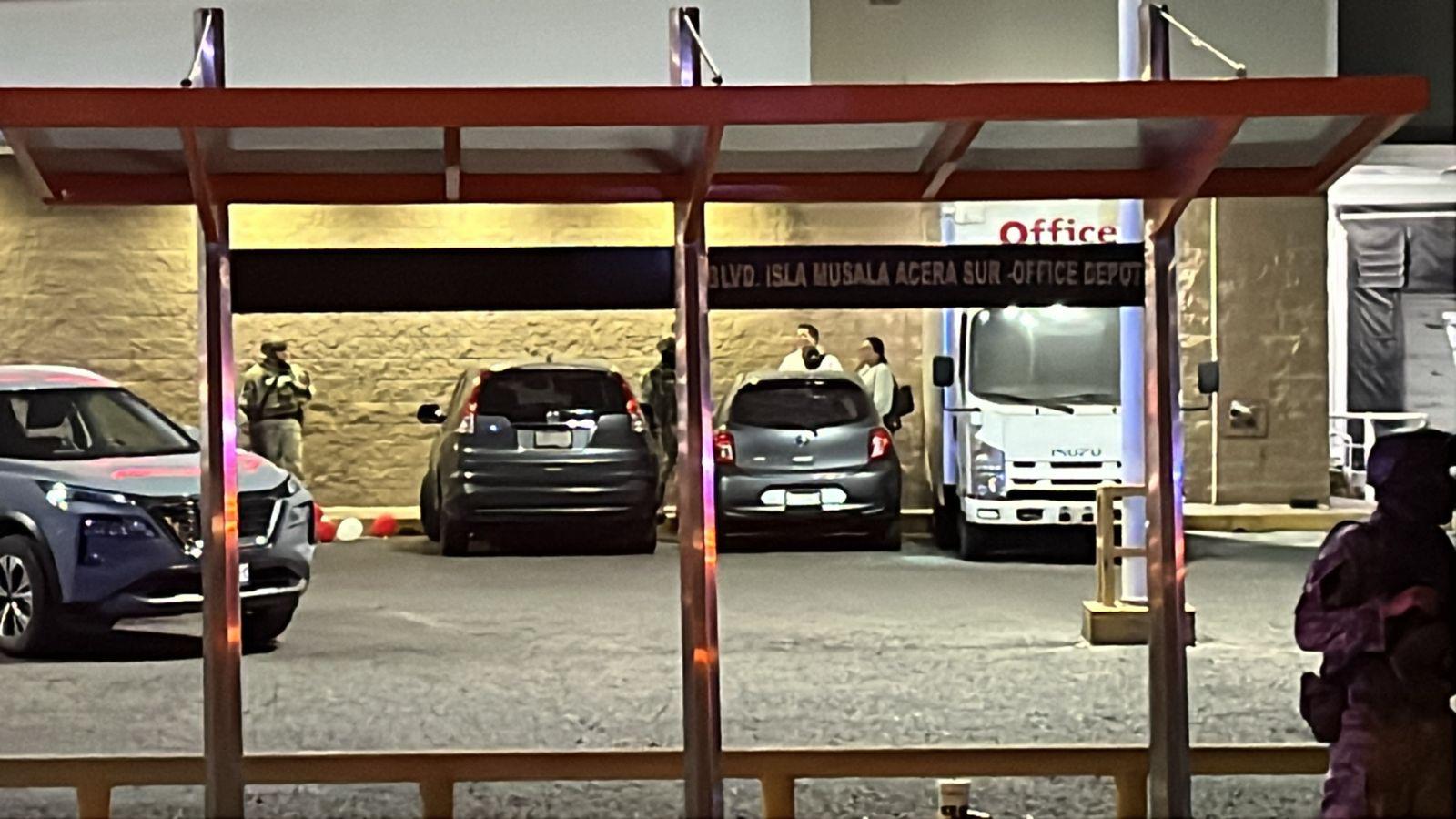 $!Ataque a camioneta deja 8 vehículos más dañados en estacionamiento de Isla Musalá