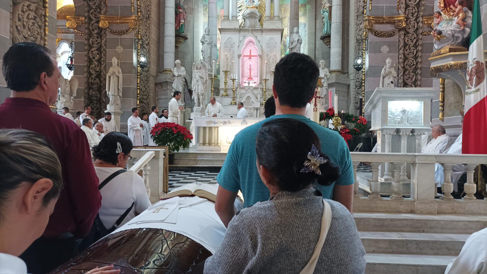 $!Despiden el cuerpo del Padre José de Jesús Aguilar en la Catedral de Mazatlán