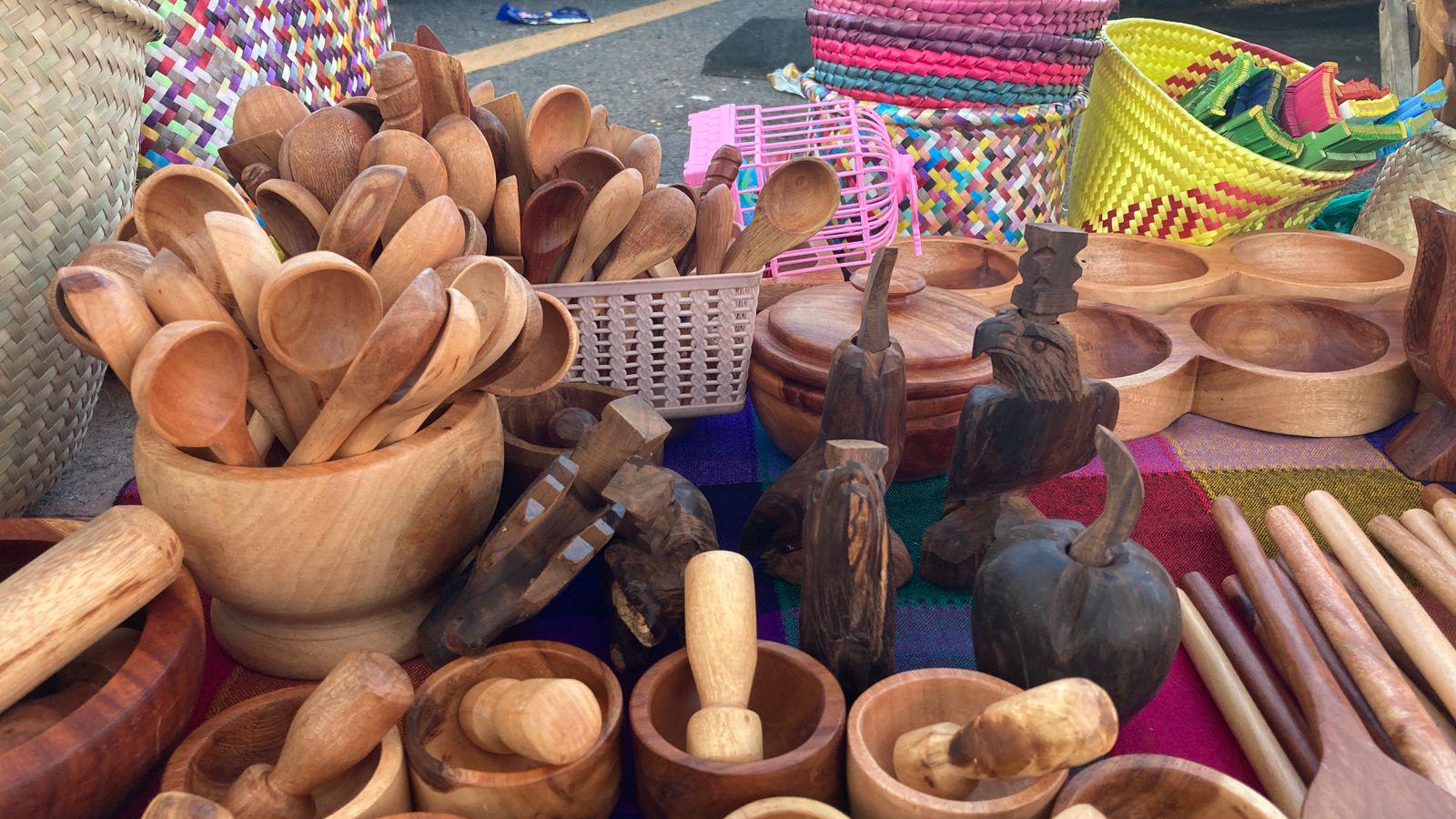 $!Cambia Alicia artesanías por útiles escolares para que sus hijos puedan seguir estudiando