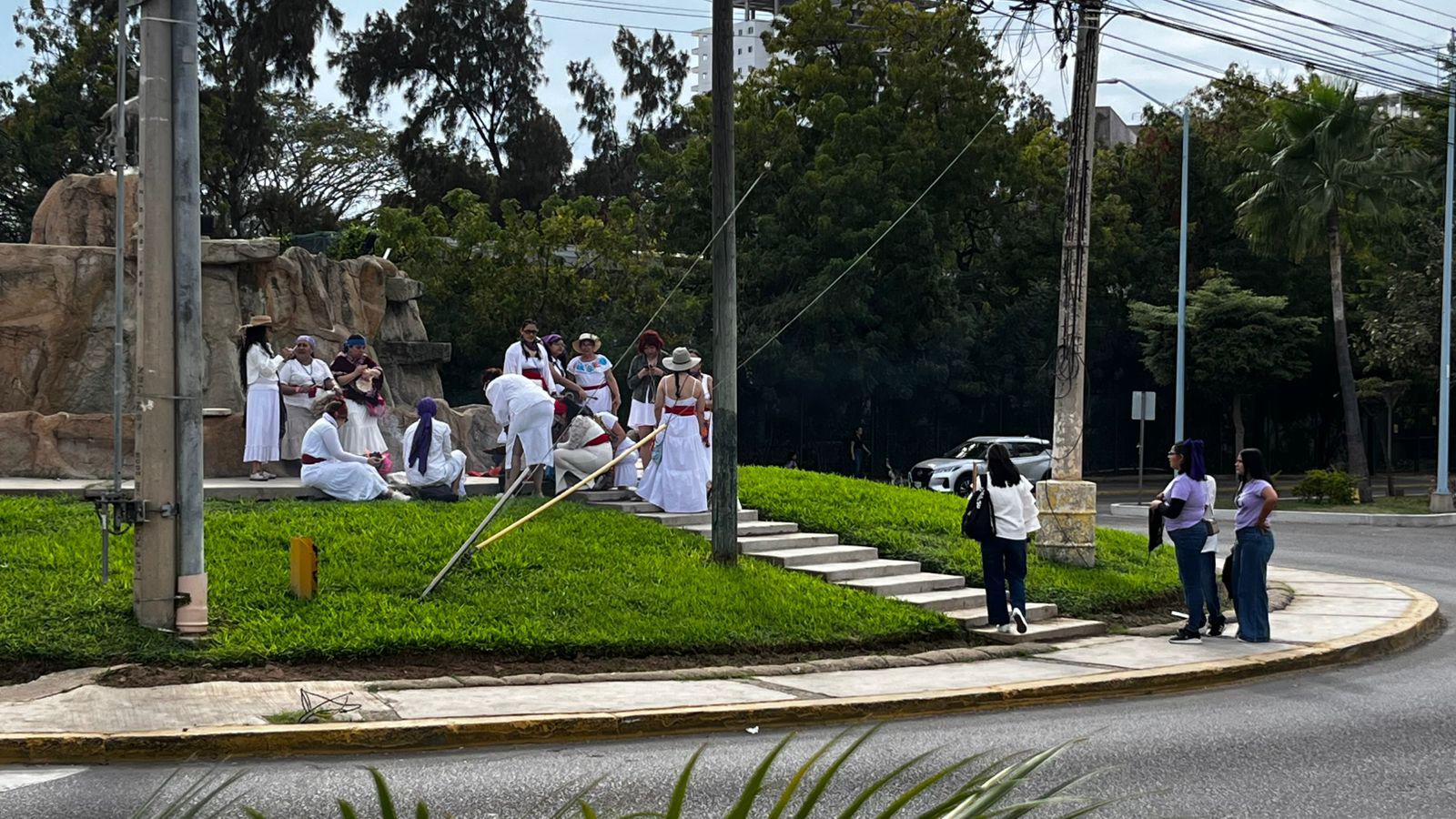 $!Comienzan a llegar colectivos, buscadores de personas desaparecidas y mujeres a la marcha 8M en Mazatlán