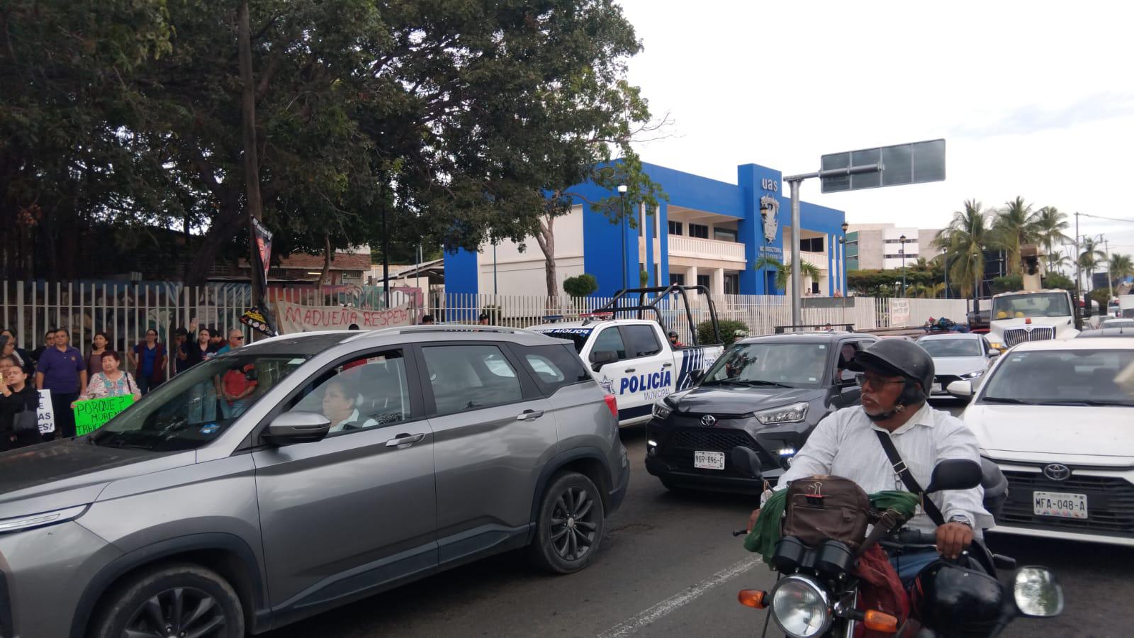 $!Trabajadores de la UAS bloquean la Avenida Ejército Mexicano, en Mazatlán