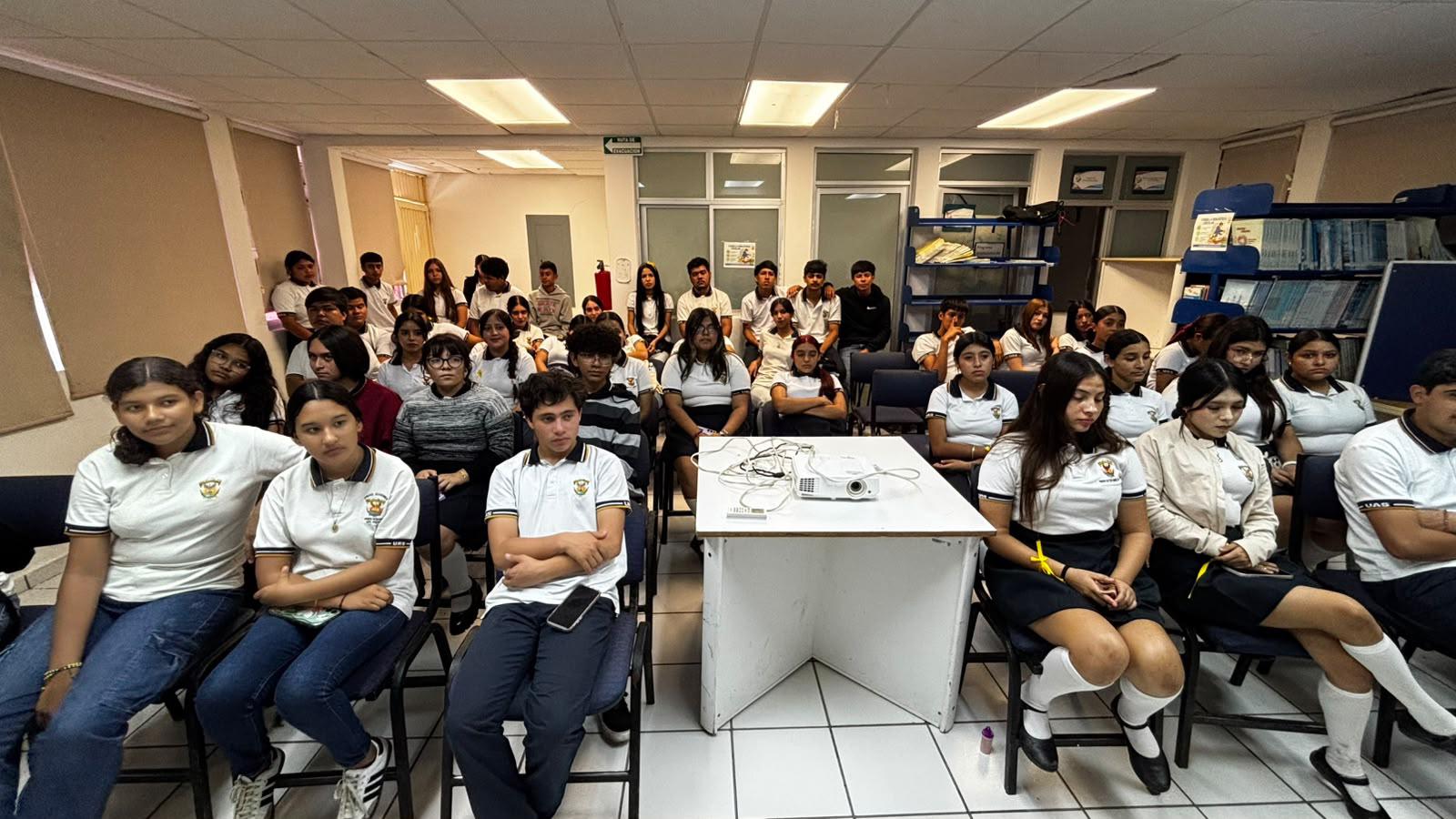 $!Imparten conferencia sobre prevención del suicidio a estudiantes de preparatoria en Los Pozos, Rosario