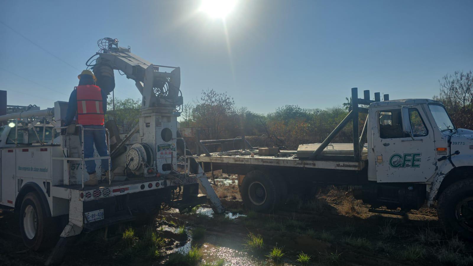 $!Lluvias dañan línea de transmisión; CFE restablece 25% del servicio eléctrico en Navolato