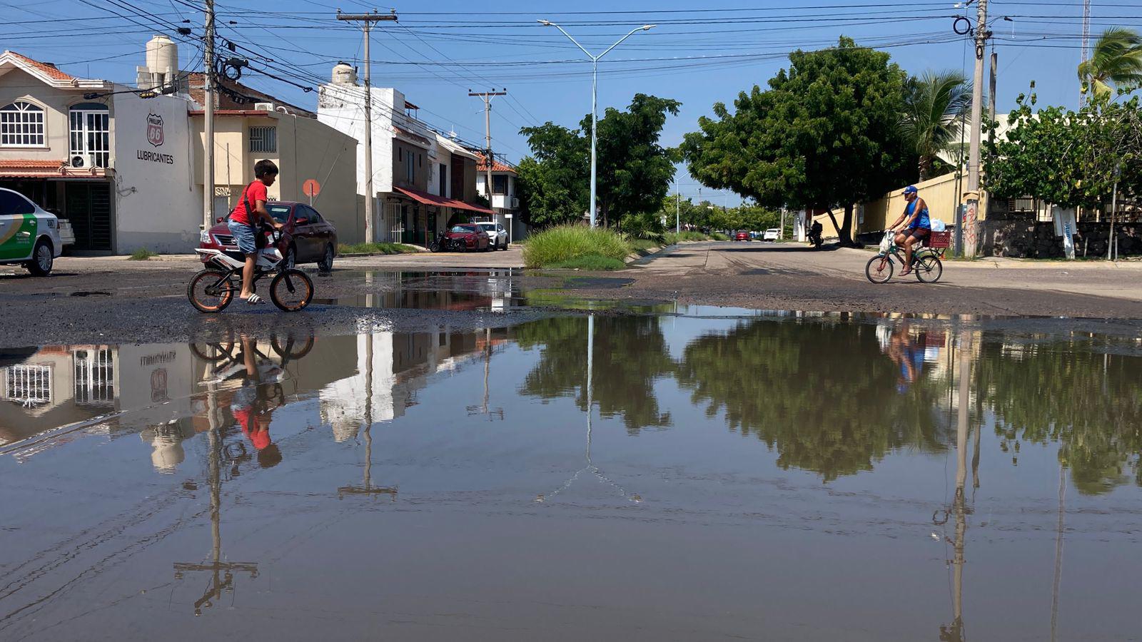 $!Desborda corriente de aguas negras por la avenida Jabalíes en Mazatlán