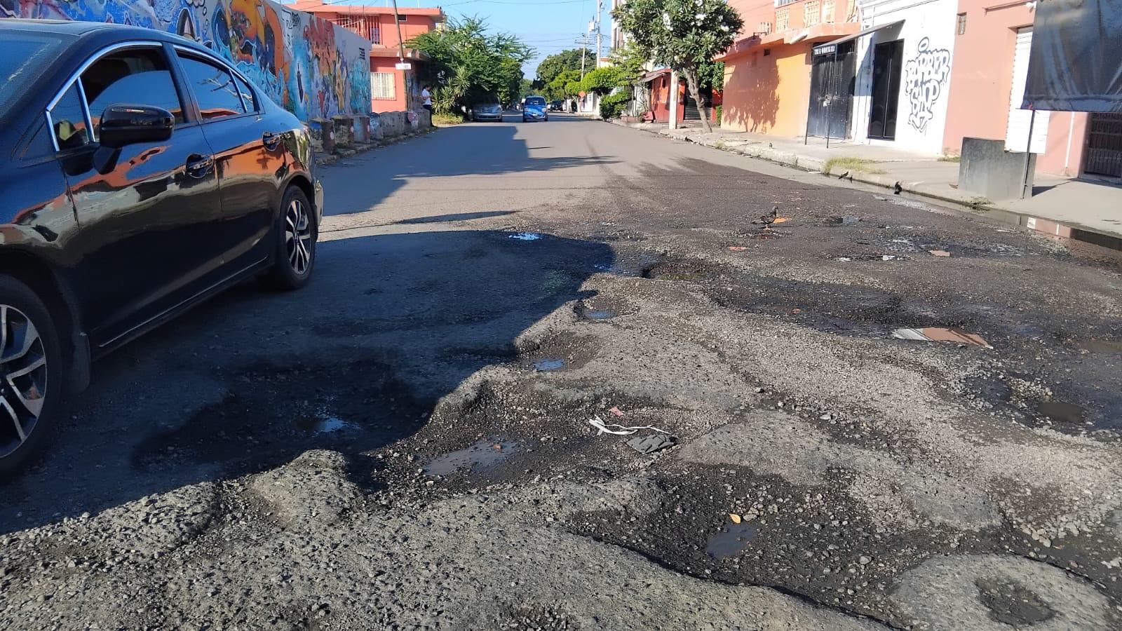 $!Molesta a vecinos gran cantidad de baches en crucero de la Villa Galaxia, en Mazatlán