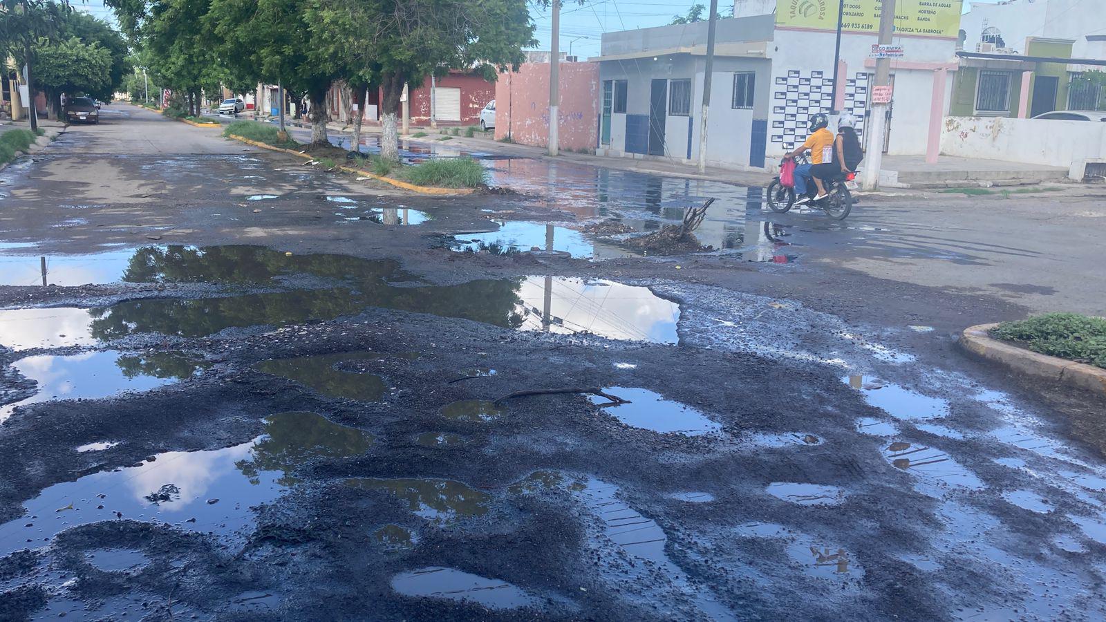 $!Mega fuga de aguas negras y fétidos olores corre por varias calles de Villa Verde y Bugambilias, en Mazatlán