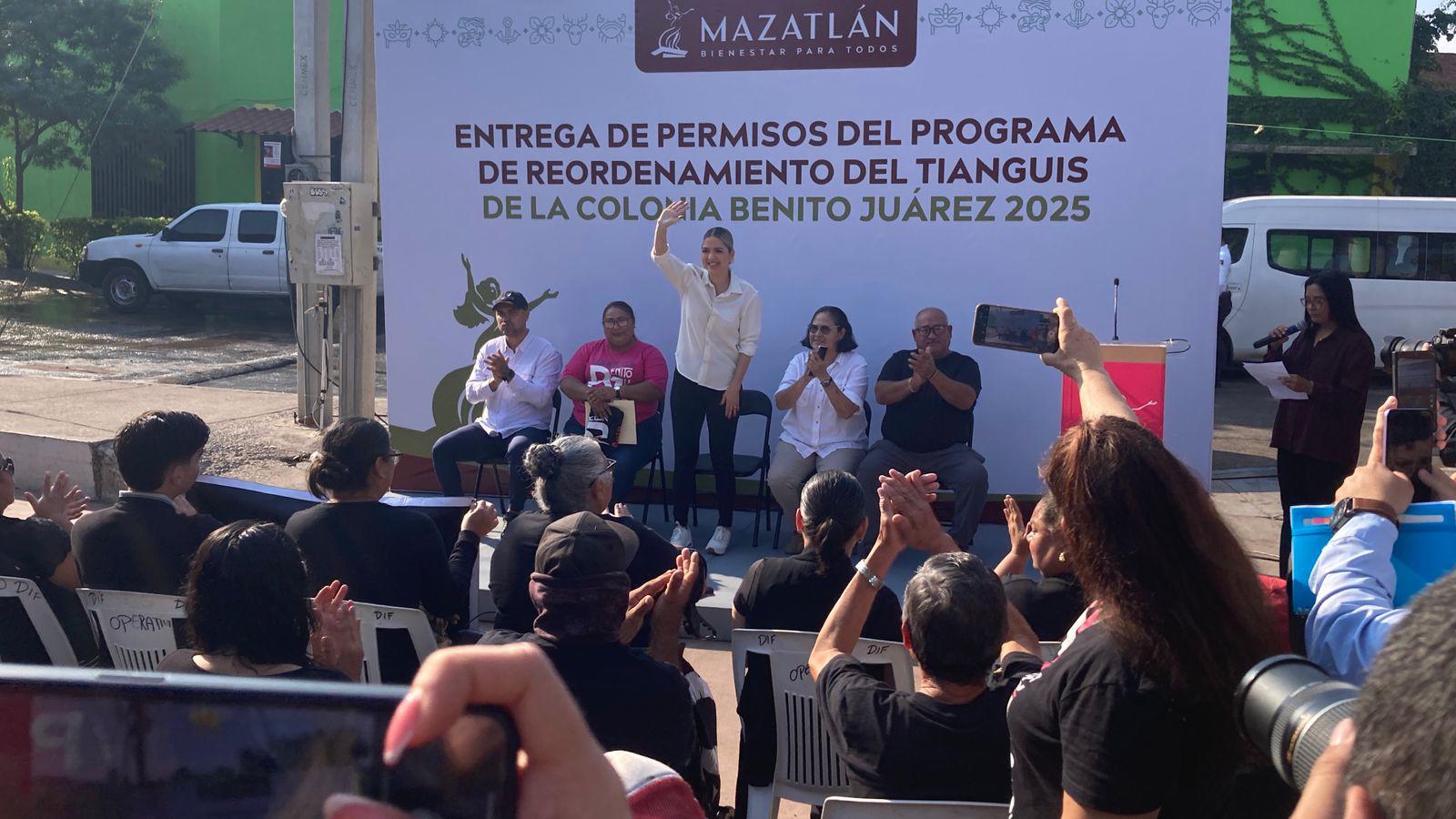$!Entregan 128 permisos del Programa de Reordenamiento del Tianguis de la Colonia Juárez 2025