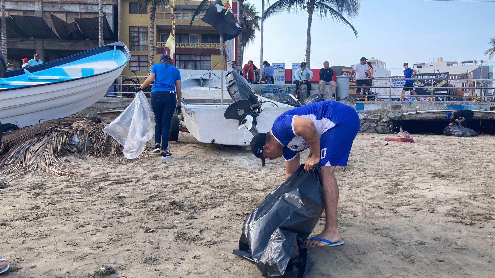 $!Brigada masiva limpia 16 kilómetros de playa, en Mazatlán