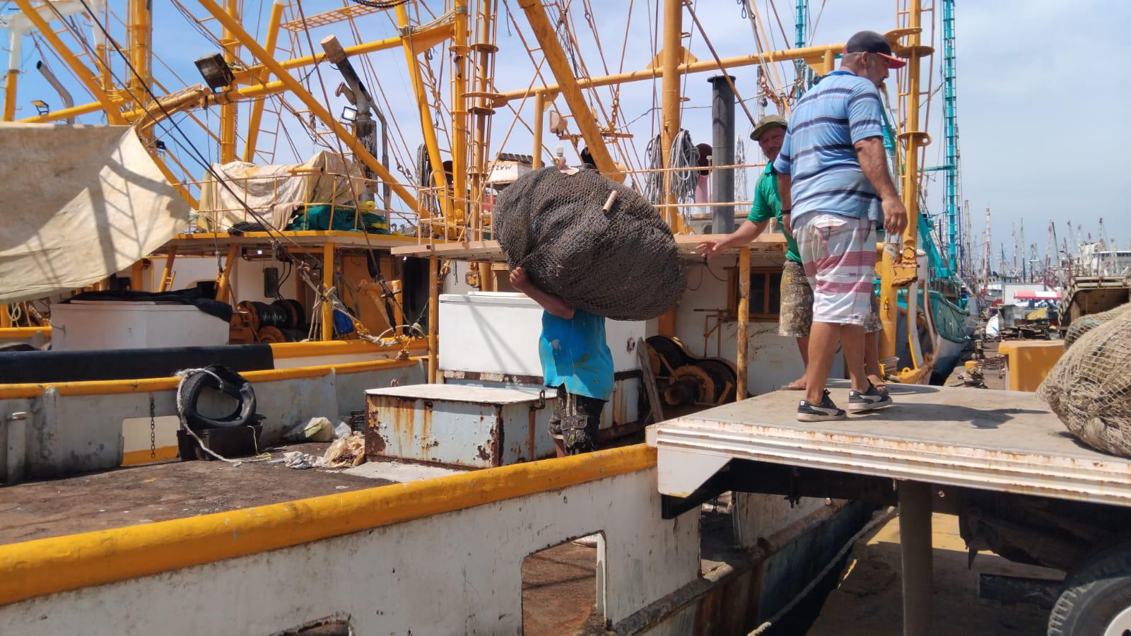 $!Reparan a marchas forzadas flota camaronera de Mazatlán