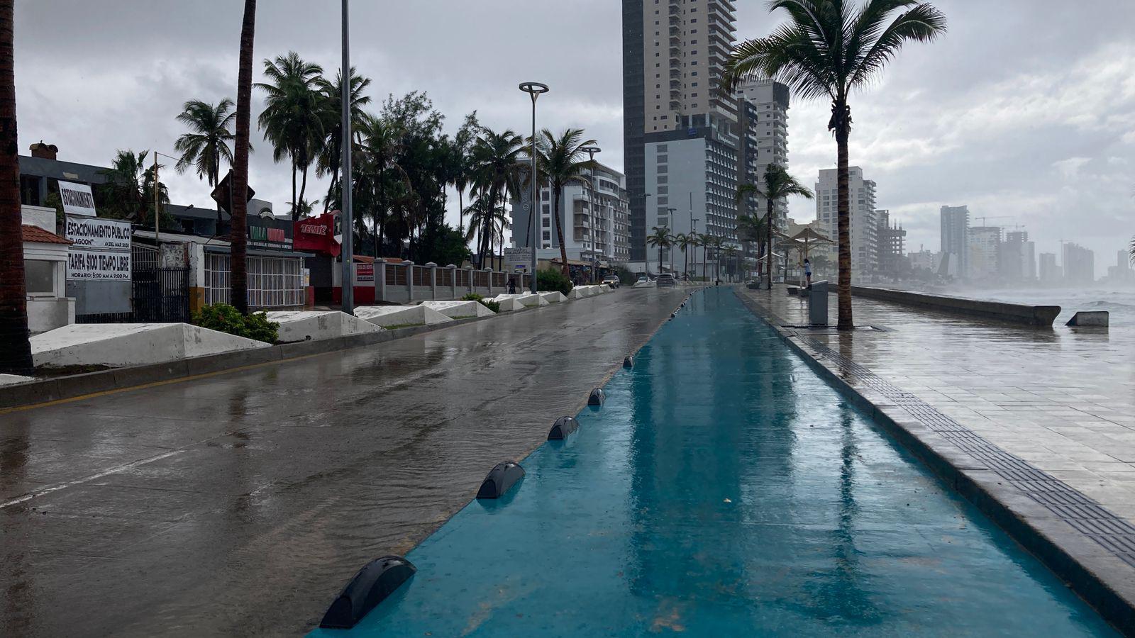 $!Provocan lluvias por efectos de la tormenta tropical Raymond encharcamientos en zona turística y avenidas de Mazatlán