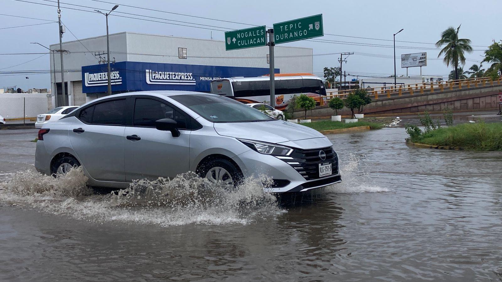 $!Provocan lluvias por efectos de la tormenta tropical Raymond encharcamientos en zona turística y avenidas de Mazatlán