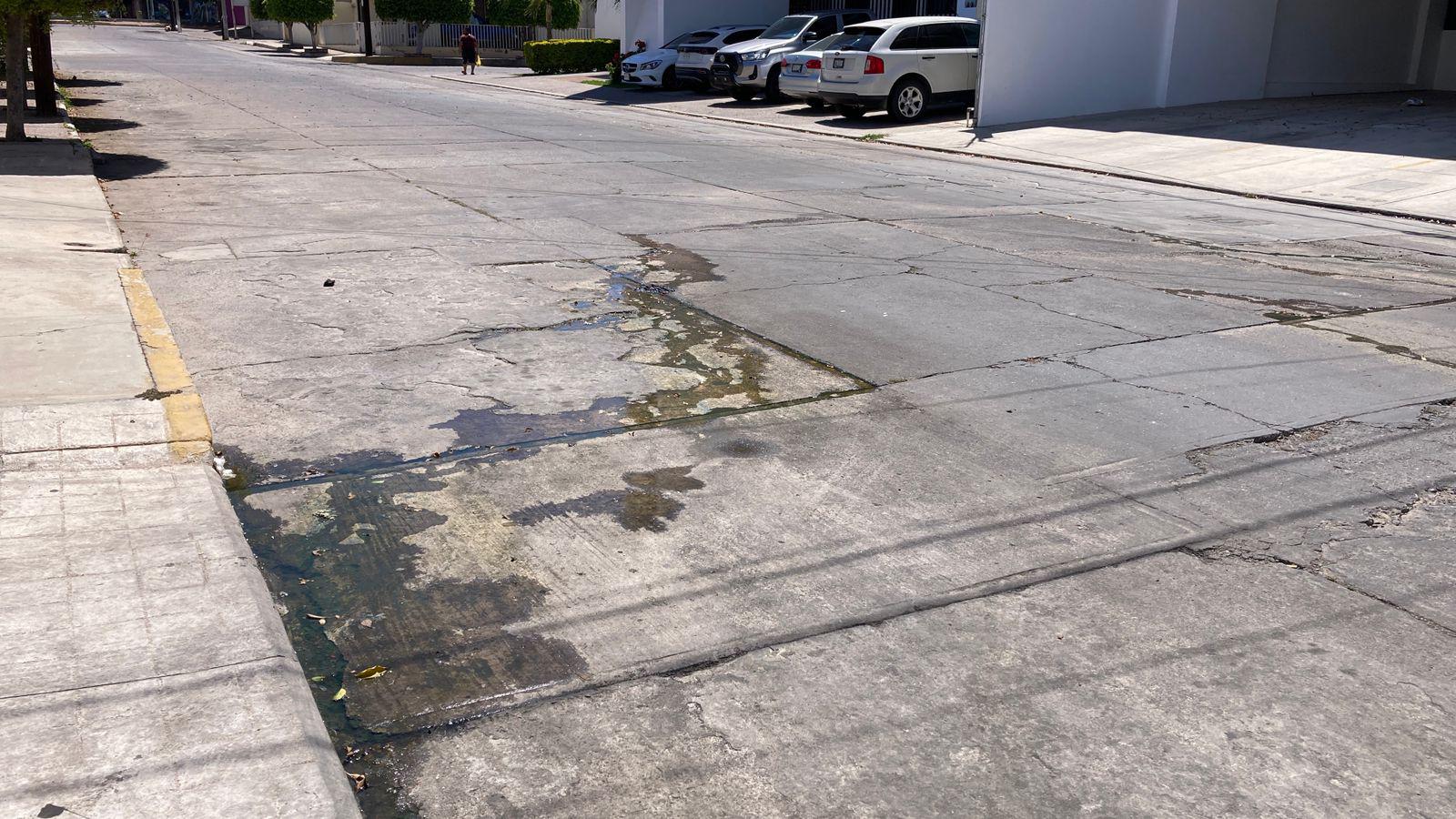 $!Se registra fuga de aguas negras en la colonia Ferrocarrilera, en Mazatlán