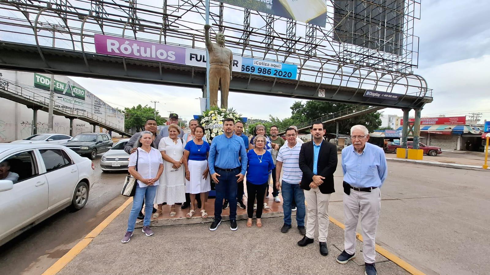 $!Realizan guardia de honor en monumento al ‘Maquío’ en Mazatlán a 36 años de su fallecimiento